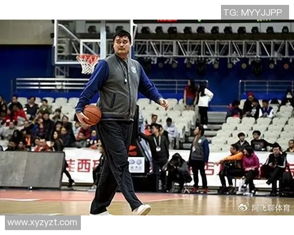 姚明赠送特别礼物传递篮球精神与友谊的温暖时刻